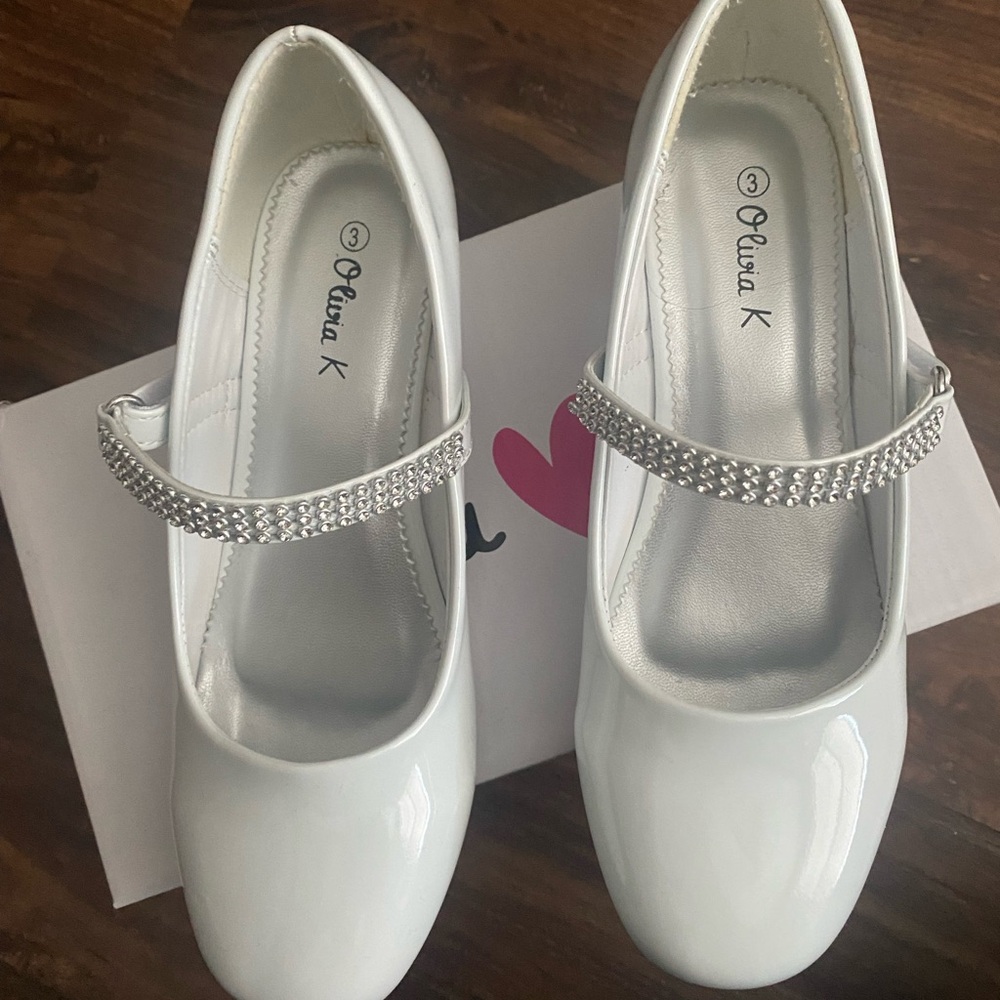 Size 3 white dress shoe